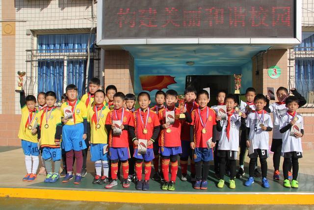 费城76人球员与警员合影 祝福新赛季